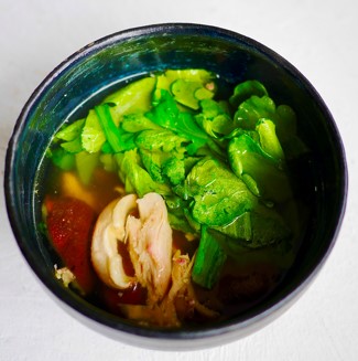 鶏肉と椎茸と春菊の生姜スープ